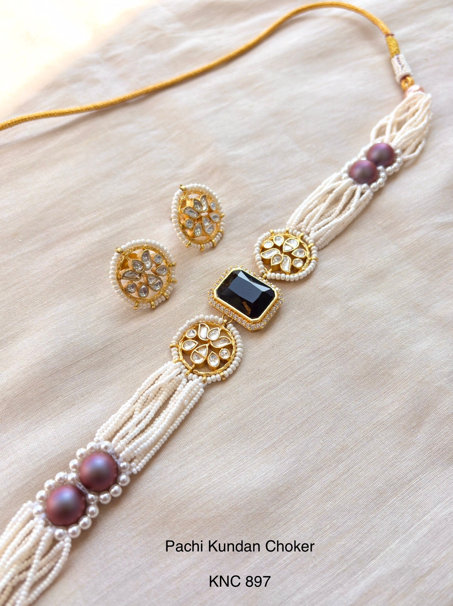 Indo cantemporary choker